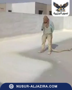 فني متخصص يقوم برش مادة الفوم العازل على سطح مبنى في مدينة الجبيل لحماية متكاملة من الحرارة والمياه